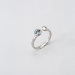 Petite bague ouverte "Topaze bleue"