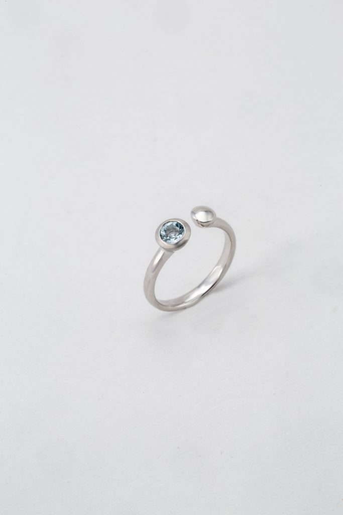 Petite bague ouverte "Topaze bleue"