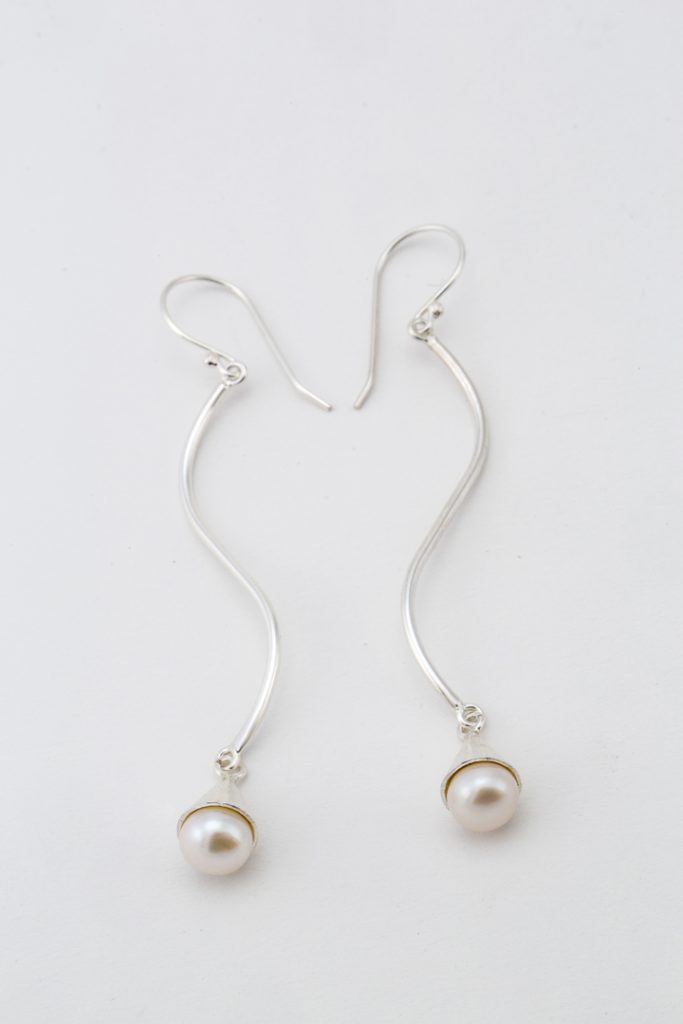 Boucles d'oreilles pendantes "Lianes et perle d'eau douce"