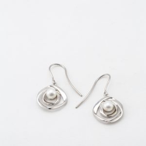 Boucles d'oreilles pendantes "Rose de perle"