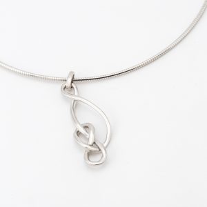 Pendentif "Nœud de huit entrelacé "