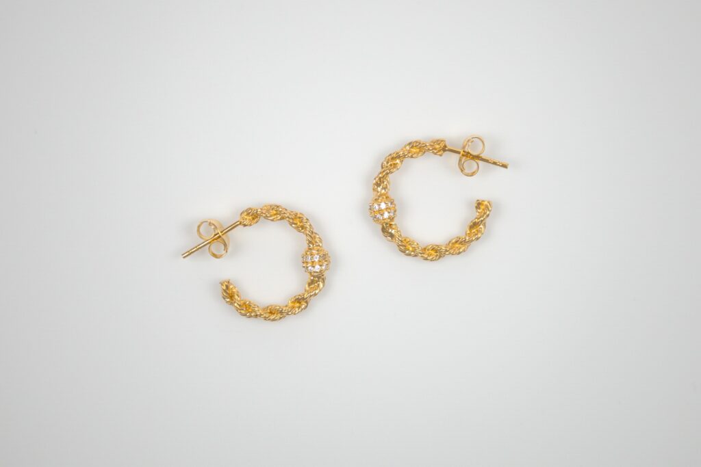 Petites boucles d’oreille tressées plaquées or